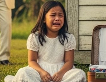 PINALAYAS NG AMAIN ANG BATA PAGKATAPOS NG LIBING NG INA… PERO MAYAMAN ANG DUMATING!